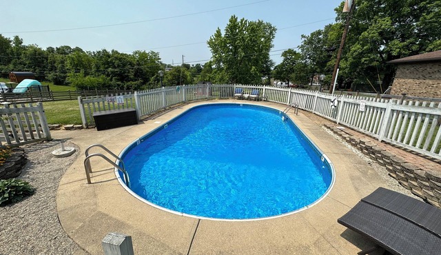 POOL house with FENCED Yard for Pets, by the ARK Encounter, Airport, Cincinnati