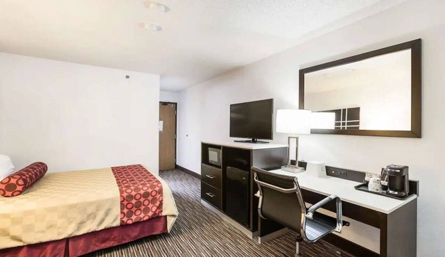 Practical Comfort in a Clean Room w/Free Breakfast and Onsite Parking