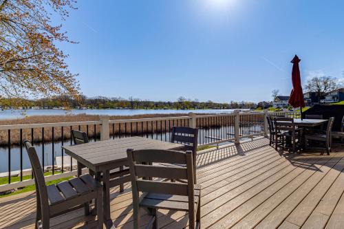 Private Dock & Large Deck! Jimmerson Lake Escape