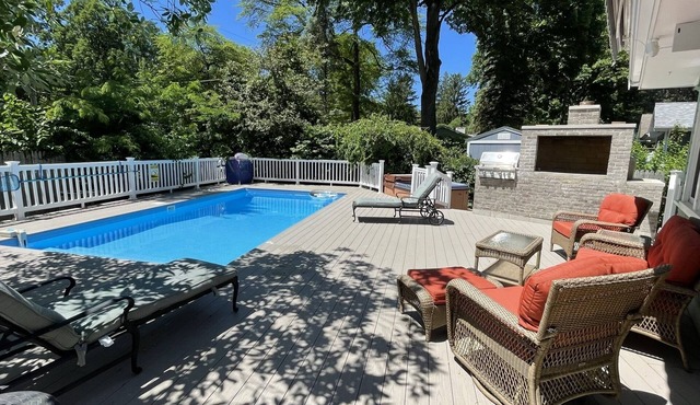 Private heated pool hot tub large deck blocks to Berrien beach
