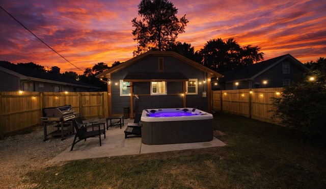Private Hot Tub/Arcade Games/Fenced Yard + EV