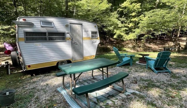 Quaint Airstream with Picnic Space Great for Two in Indiana