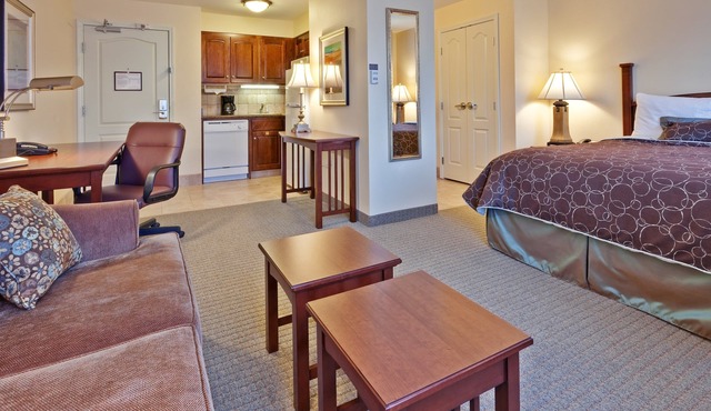 Queen Studio | Free Breakfast, Pool Access
