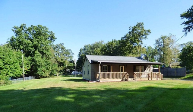 Quiet, cozy 2 bedroom home with covered porches but only minutes from South Bend