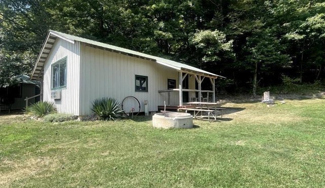 Relaxing Group Cabin with Fire Ring in Indiana