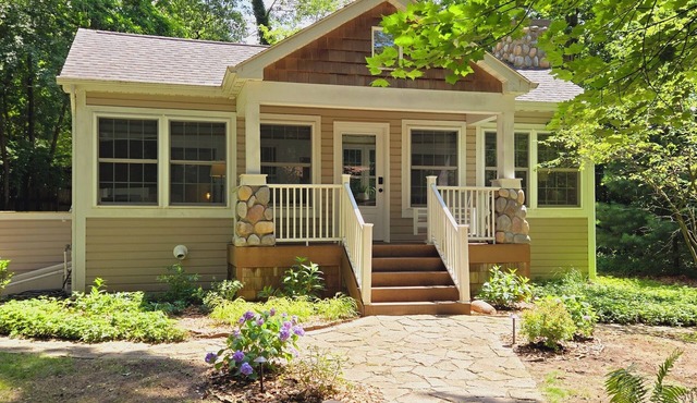 Relaxing Woodsy Cottage Retreat: Perfect for Families & Friends [Sleeps 8]
