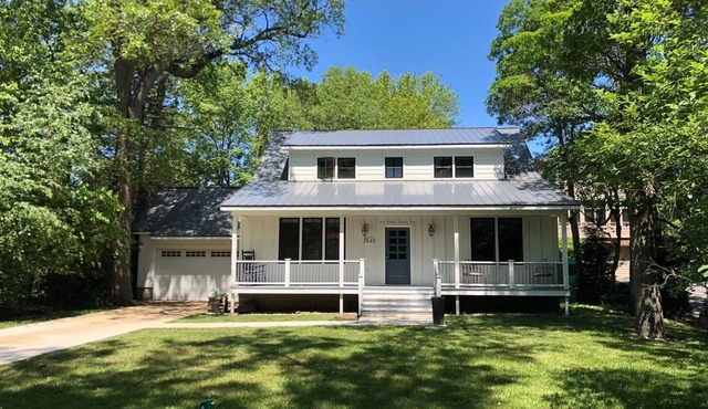 Remodeled Spacious Farmhouse-1 Block to Beach w/Gourmet Kitchen & Enclosed Porch