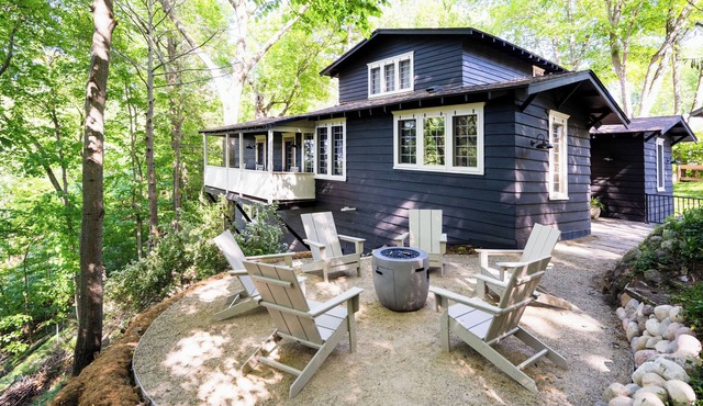 Renovated Historic Lake Michigan Cottage w/Private Beach Access | Sleeps 10