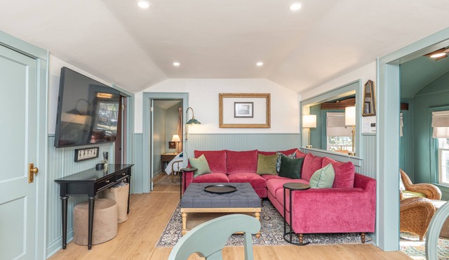 Riverbend Retreat Vintage charm close to Downtown