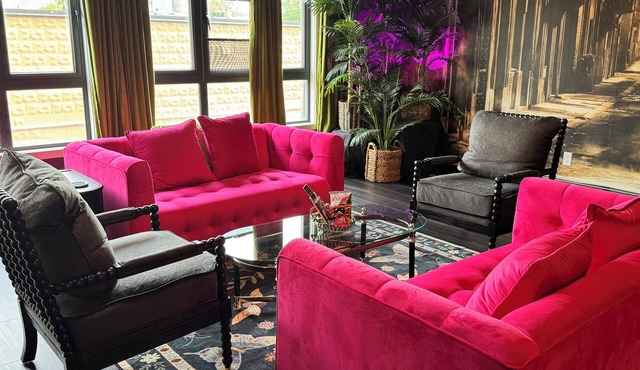 Romantic Couples Getaway W/Fireplace &Private Patio Walk Everywhere