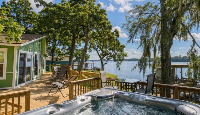 Romantic Lakefront Retreat: Hot Tub, Private Deck, Screened Porch, Dock & Kayaks in Trinity