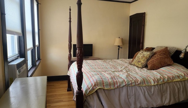 Scott House of Woodlawn - Upper 2 Bdrm unit in Chicago; AC and extras