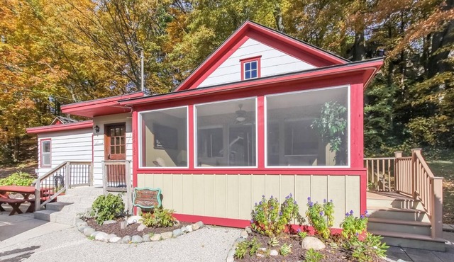 Screened porch pt water views hot tub walk to Saug