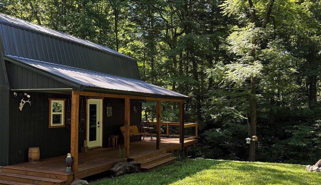 Secluded Cabin in the Woods, Private Nature Retreat Near Greencastle & I-70