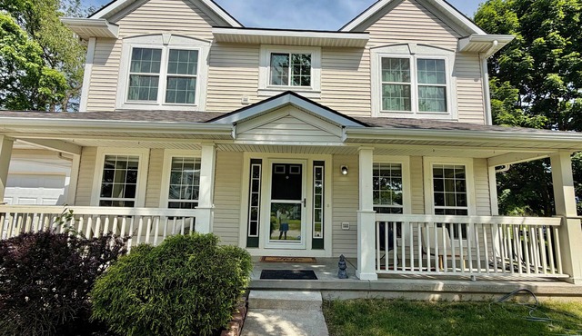 Serene 4-bedroom and 2.5 bathroom house charming Rockford