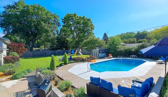 Serene home POOL OPEN JUNE 1 large fenced yard