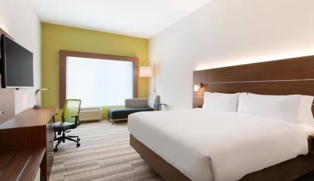 Serene Room w/Plush Bed & Private Bathroom Near Cincinnati Zoo – 15 Min Drive