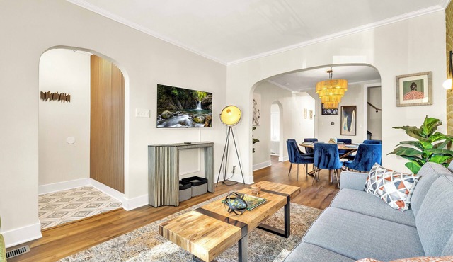 Sleeps 10 + Coffee bar + Game Room + Train to CHGO - Holiday Home