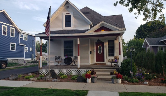 SLEEPS 12. Less than 1.5 blocks from the main intersections Downtown Ludington