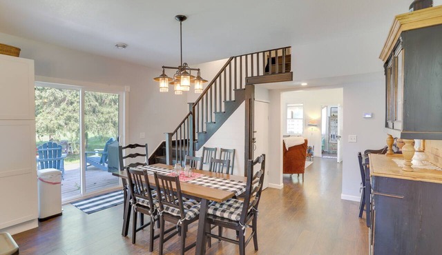 South Haven Farmhouse w/Fire Pit, 4 Mi to Beach!