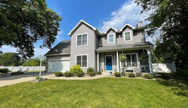 Spacious 4 bdrm 4 bath home on an acre. 1 mile to Lake Michigan. St.Joe area.