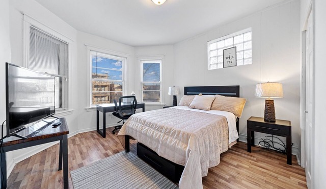 Spacious 4-bedroom apartment in fabulous Chicago with WiFi, AC