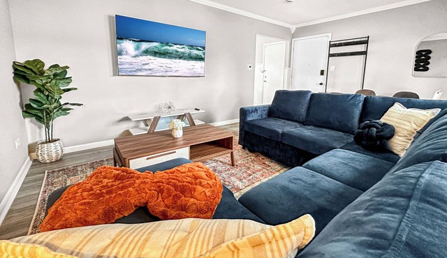 Spacious Apartment w/Game Table for 7 near City + Airport