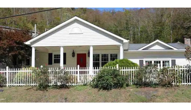 Spacious Colonial Home with Sunroom, Jacuzzi & Single-Level Living in Van Lear