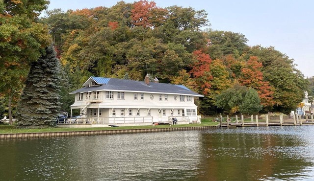 Spacious Lakeside Boathouse Cottage for an Unforgettable Family Getaway in Macatawa, Michigan