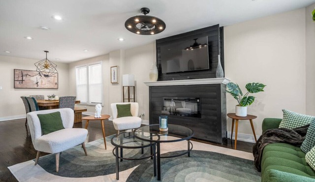 Spacious/New - 8BD/4BTH - Sleeps 16 + Garage!
