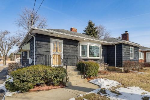 Spacious & Peaceful Suburban Home in Lansing!