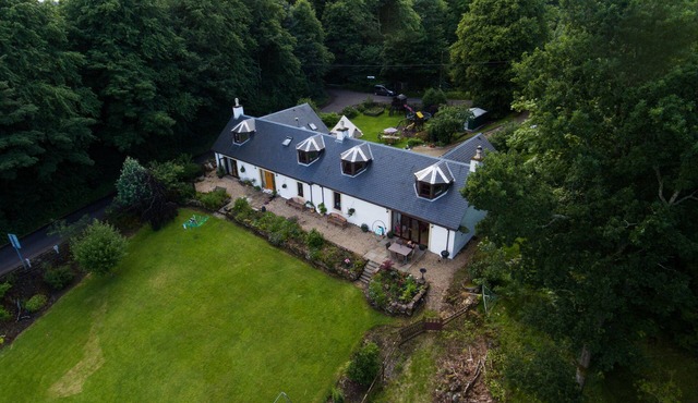 Spacious Riverside Cottage Perfect For Families, groups,pets. * NEW HOT TUB* in Glasgow