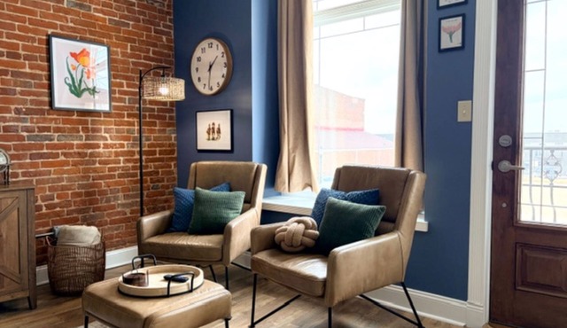 Spacious studio apartment with river view in the heart of downtown Henderson, KY in Henderson