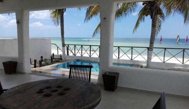 Sparkling Beachfront Pool Satelite TV and WIFI in Progreso