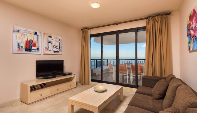 Spectacular front sea view apartment