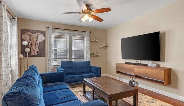 Stylish 2BR/2BA Retreat - Comfort & Convenience in Springfield