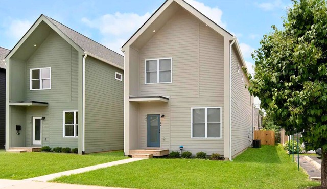 Stylish Oasis: 4BR, Hot Tub, Near Downtown