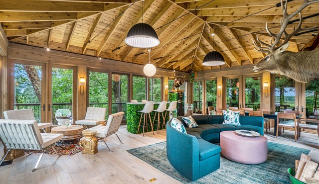 Stylish riverfront retreat w/hot tub, screened boathouse, fishing dock & kayaks