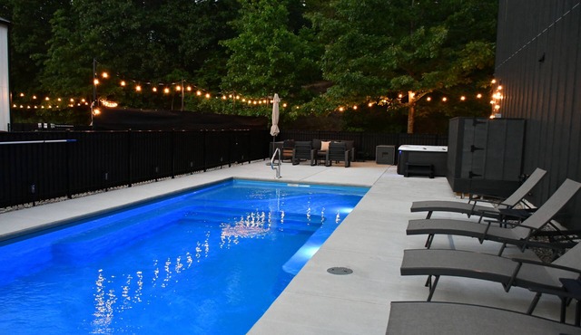 Summer specials.luxury home with heated Pool, Hot Tub, near beaches, sleeps 15