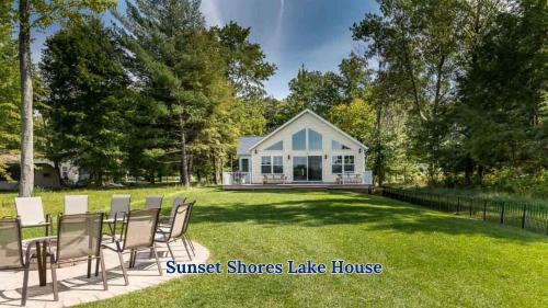 Sunset Shores Lake House-Lakefront Escape Great Room Fire Pit