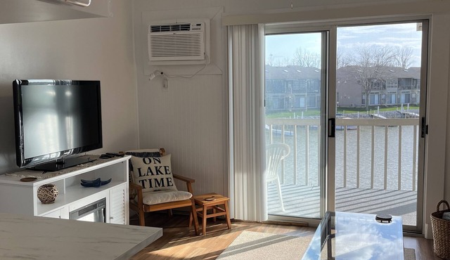 Super nice, waterfront Lake Erie getaway with boat dock - Green Cove Resort!