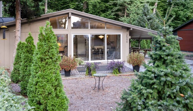 Sweet 3 bedroom Cottage Near Lake Michigan Beach!