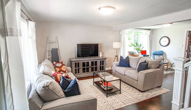The Getaway - Three Oaks Cottage 3 BR 1.5 Bath - Week Stay Discount