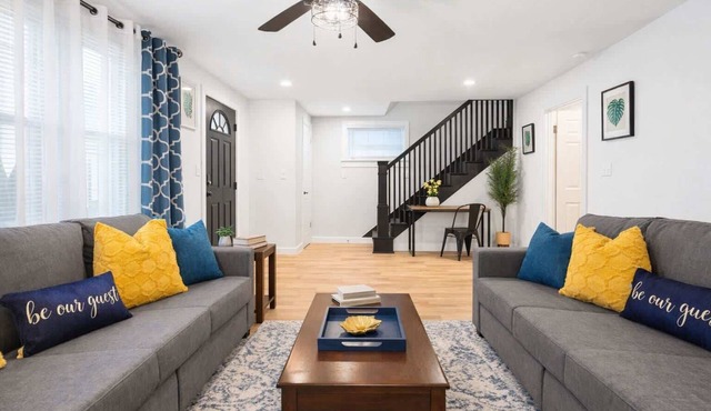 The Heron House, King Bed Suite, Spacious Remodeled House
