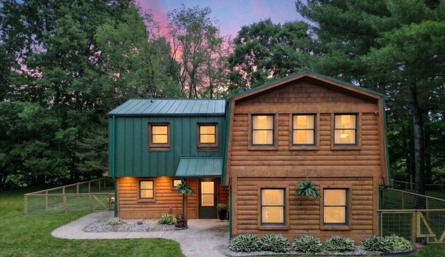 The Lazy Cast Lodge|Sleeps 12|King Bed|Salt Water Hot Tub