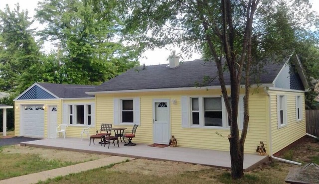 The Yellow House Near the Shore Walking distance to Sheridan Beach,