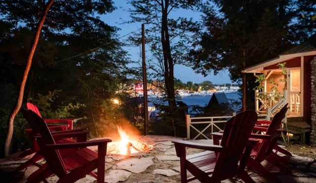 THREE COTTAGE FAMILY COMPOUND - Hot Tub + Fire Pit with water/downtown views