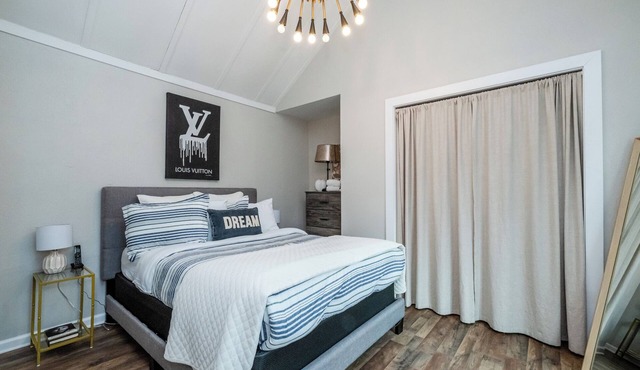 Three Oaks Unit Steps To Downtown! 2 Night Summer Min!