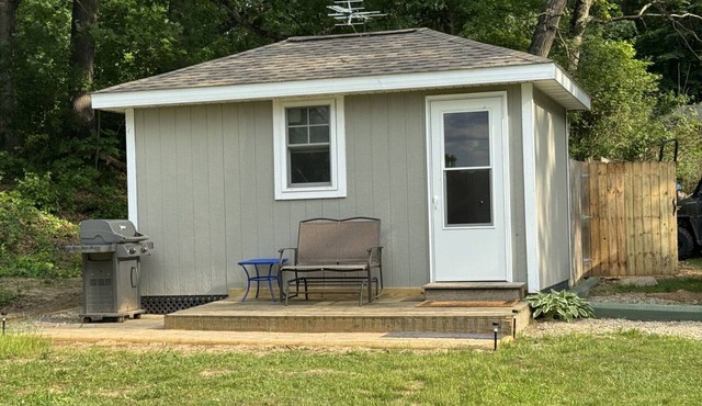 Top O’ The World Tiny Cabin, Cozy 1-Room cabin on a lake in Grass Lake, MI