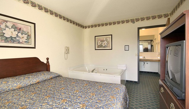 Travelodge by Wyndham Hudsonville